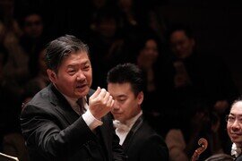 HK Phil & Principal Guest Conductor Yu Long in Shostakovich Symphony no. 5 (19 & 20 September)
Featuring cellist Li-Wei Qin in Chen Qigang’s Reflet d’un temps disparu for cello and orchestra 
