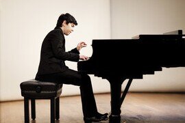 年轻乌兹别克钢琴家阿贝都莱默初登港乐舞台演奏拉赫曼尼诺夫第三钢协
同场还有艾尔加「谜语」变奏曲（1月9日和10日）
