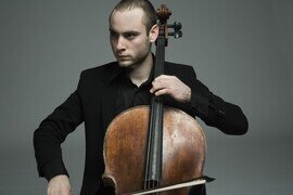 表演者更改 – 瑞典大提琴家古朗尼代替趙靜（5月27和 28日）