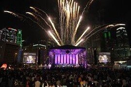 Swire Symphony Under The Stars:
The largest outdoor symphonic event of the year.
Conductor Perry So, Singer Corinna Chamberlain and the HK Phil
invite 20,000 people to whistle along with the orchestra
at the New Central Harbourfront (Nov 29)